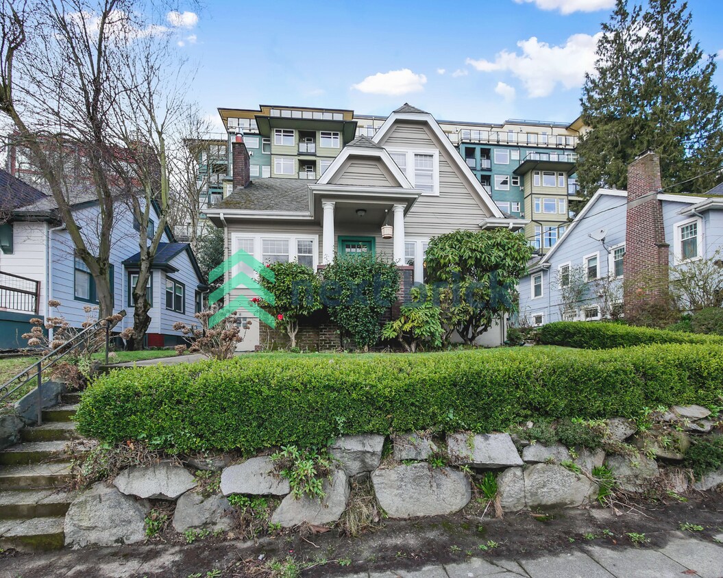 Foto principal - 4 Bed and 3 Bath Queen Anne Craftsman Hous...