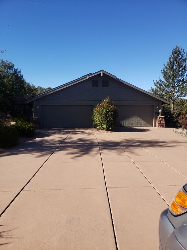 Building Photo - 2 bed / 2 bath - 2 car attached garage