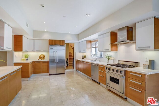 Foto del edificio - 8788 Shoreham Dr