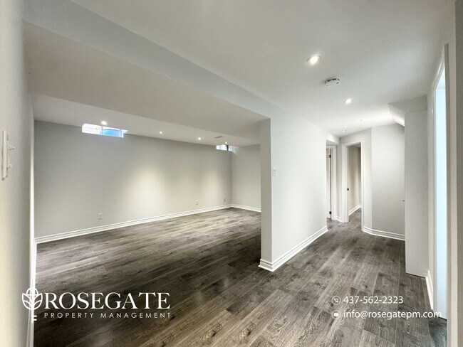 Photo du bâtiment - Bright 2-Bedroom Basement Apartment with P...