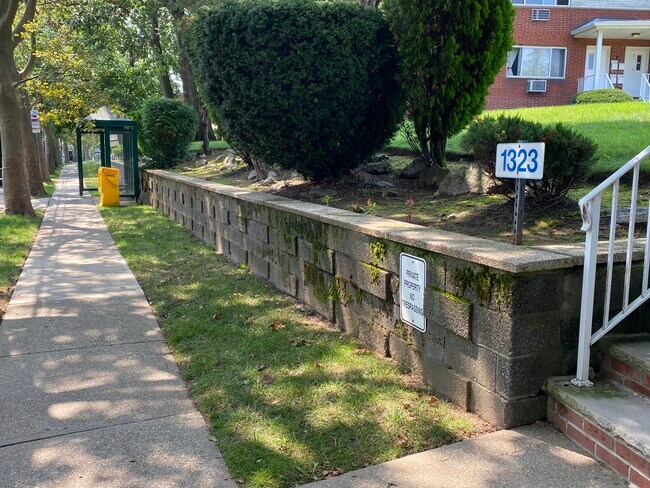 Building Photo - 1323 Anderson Ave