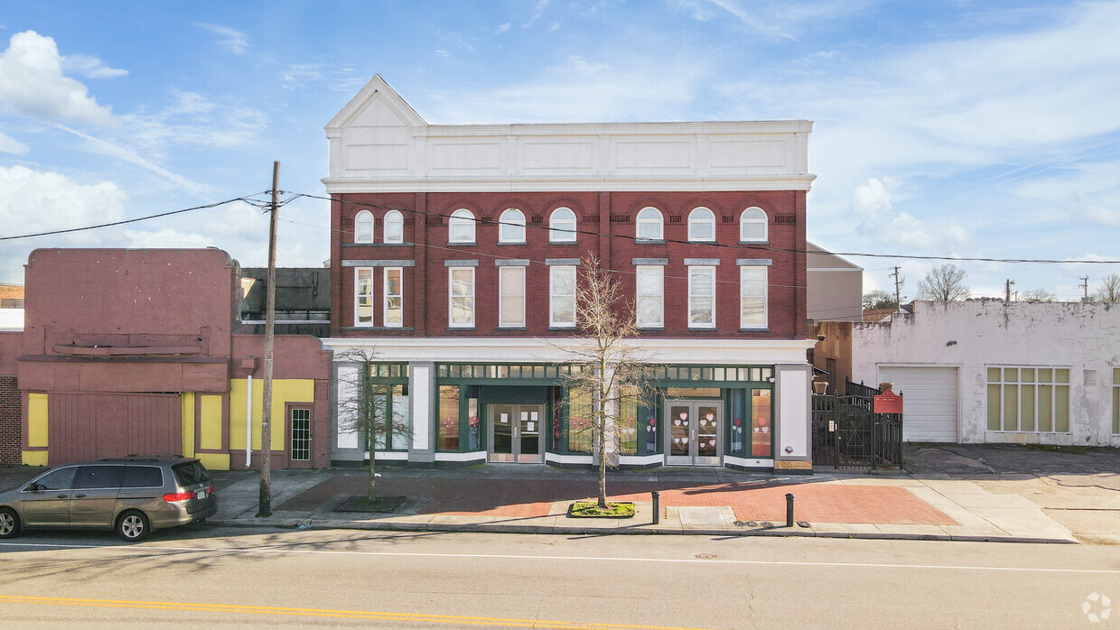 Building Facing Front - 915 High St