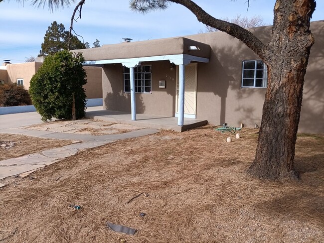 Building Photo - Charming 3-bedroom, 2-bathroom! Showings a...