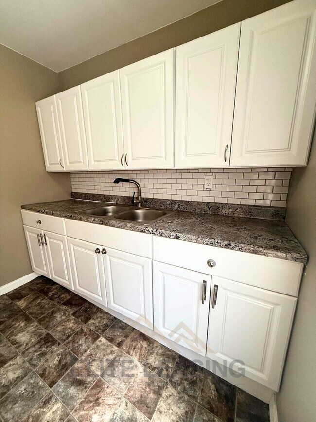 Foto del edificio - Charming 2-Bedroom Home coming soon.
