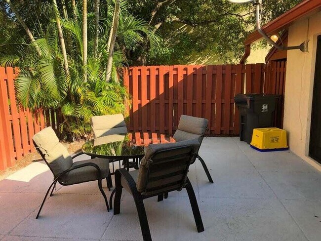 Foto del edificio - 13825 Yarmouth Dr