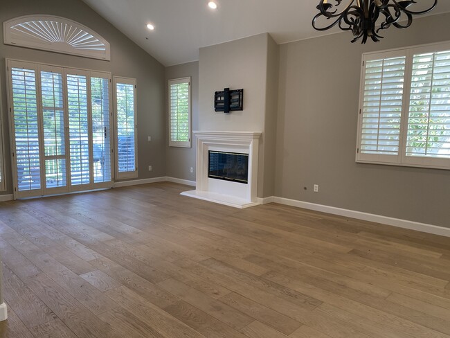 Building Photo - 732 PALISADES Dr