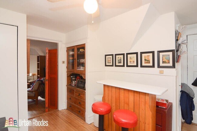 Building Photo - 1721 W Nelson St