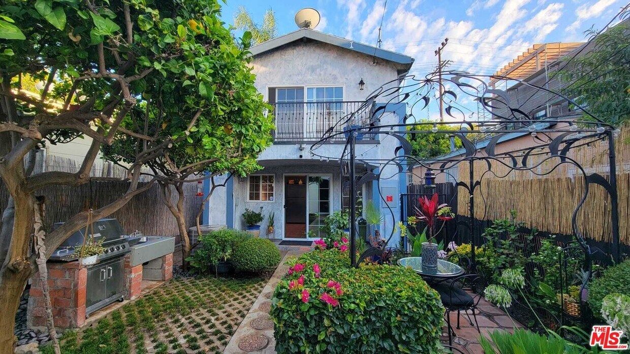 Foto principal - 9505 National Blvd
