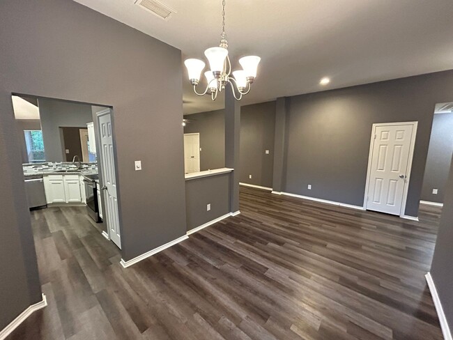 Building Photo - **PENDING APPLICATION** MUST SEE!! Gorgeou...