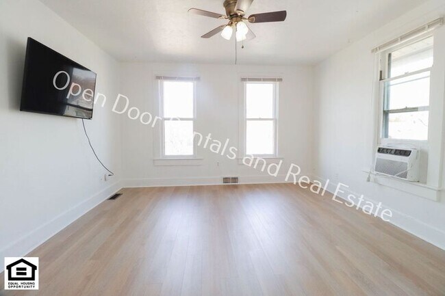 Foto del edificio - 833 1/2 Florence Ave