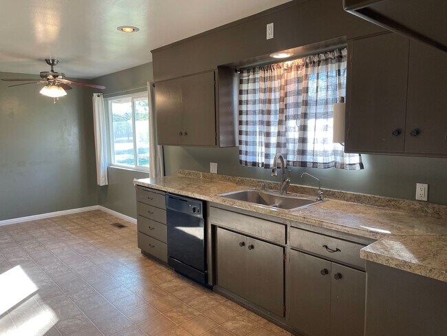 Foto del edificio - Incredible 3bd/2ba house surrounded by working orchards! Available now!