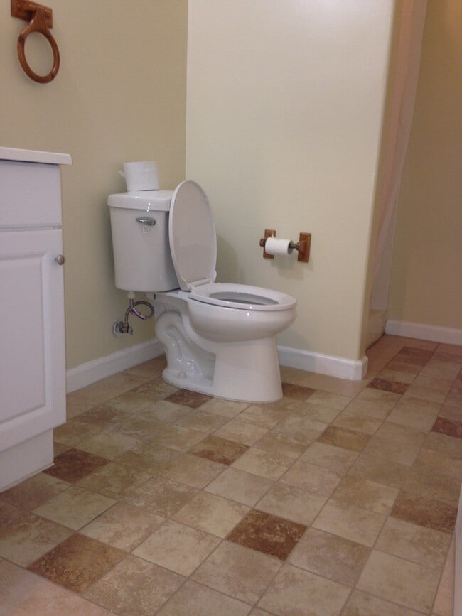 Bathroom - 1948 S Bentley Ave