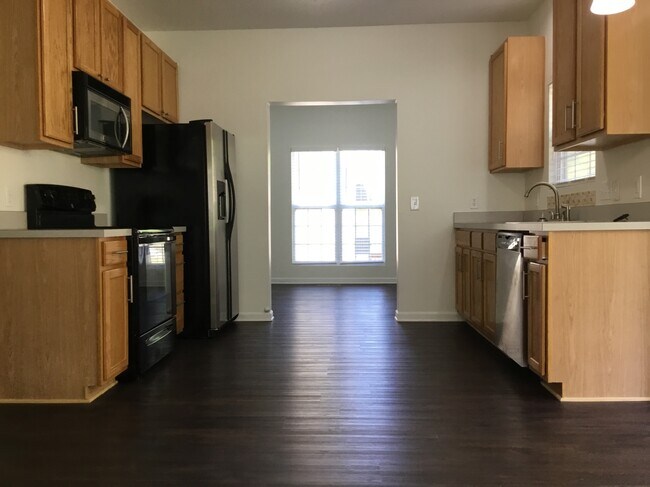 Building Photo - 3051 Canterbury Park