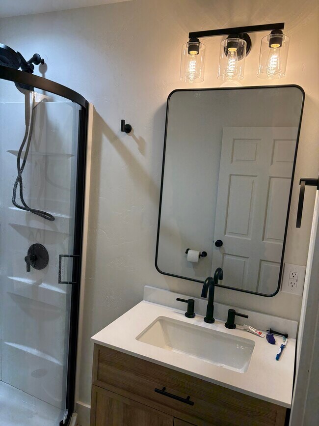 Baño - 3144 S 7th St W