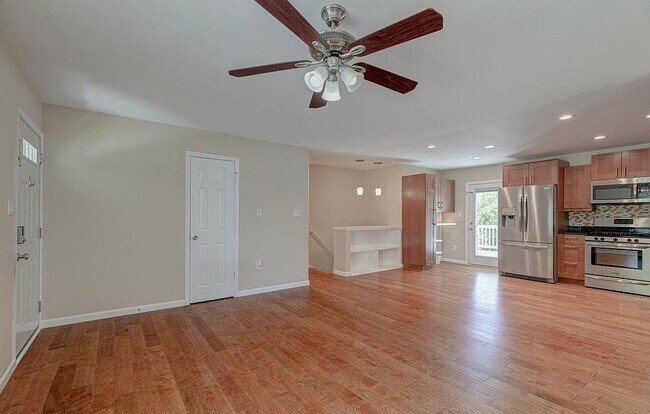 Building Photo - 6510 Carriage Dr