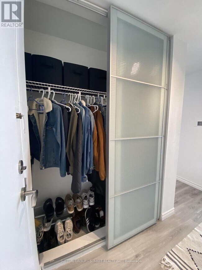 Photo du bâtiment - 350-350 Rathburn Rd W