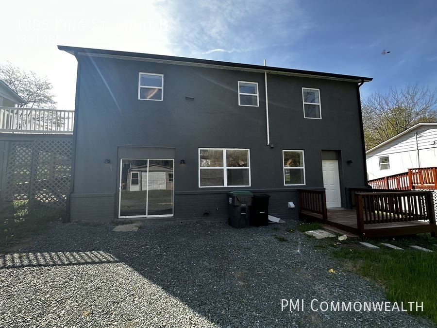 Primary Photo - 1 Bed / 1 Bath Lower Unit Duplex (Availabl...