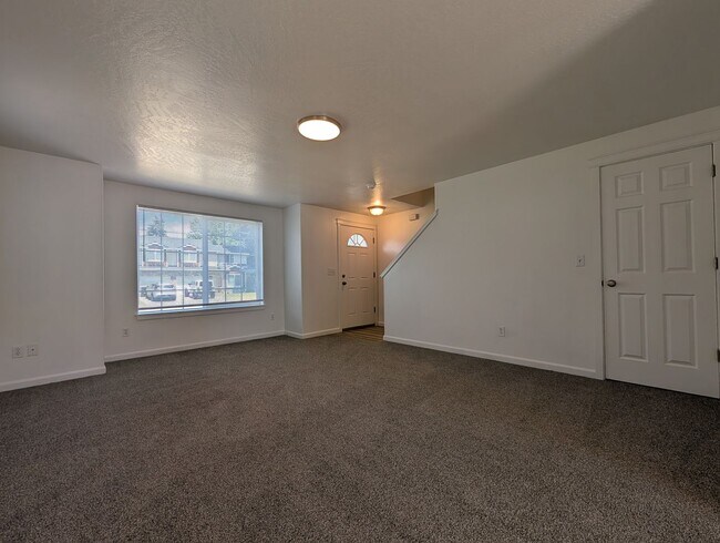 Foto del edificio - Nice 3 bed/1.5 bath duplex with fenced-in yard and 1 car garage