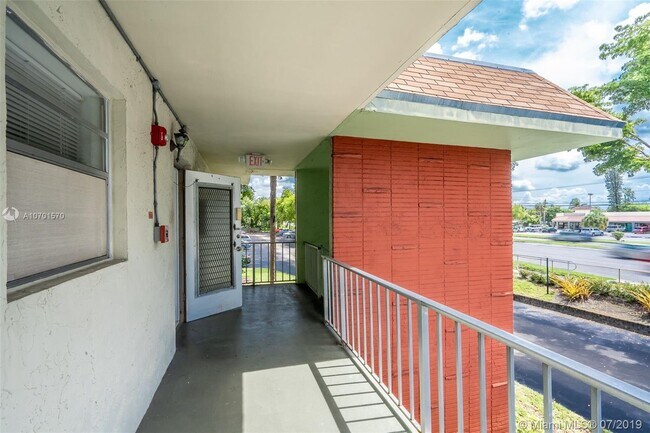 Foto del edificio - 601 S State Rd 7