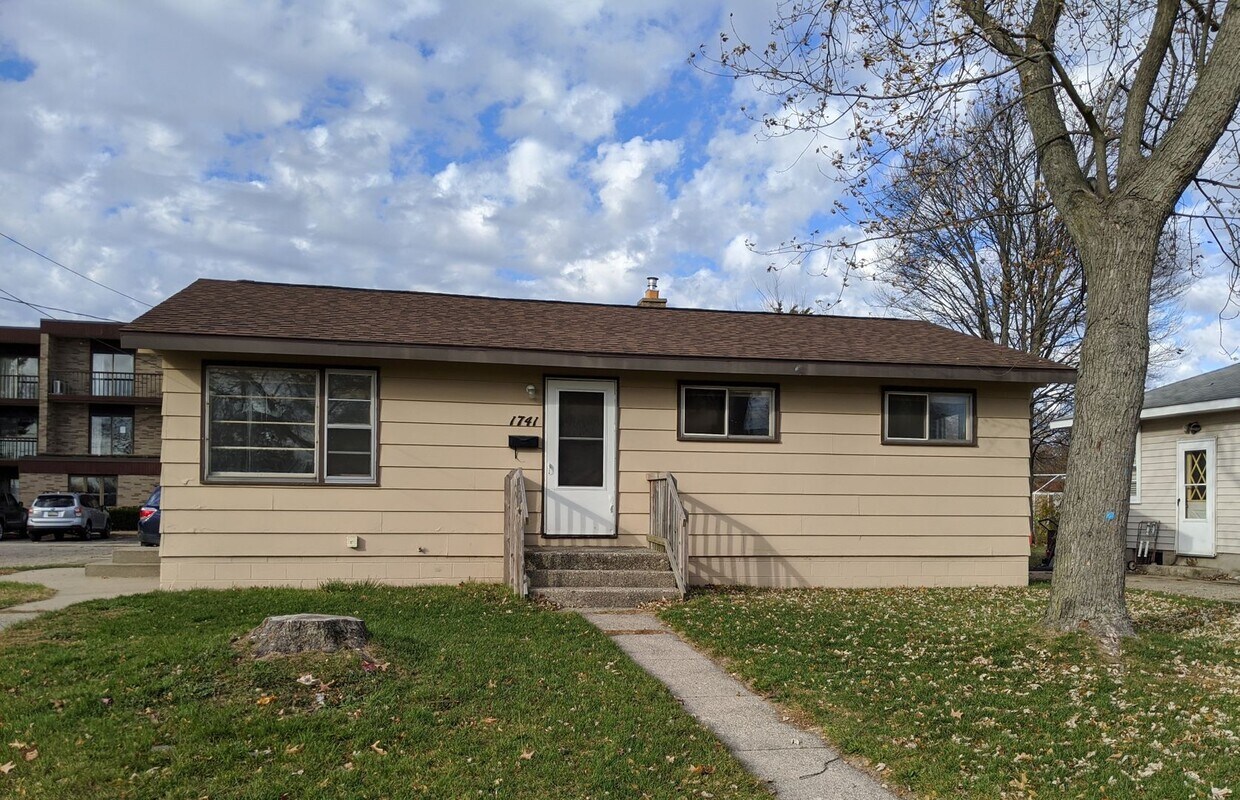 Primary Photo - 1741 Roberts St, 3 bedroom house with base...