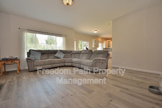 Building Photo - 2575 W Palais Dr