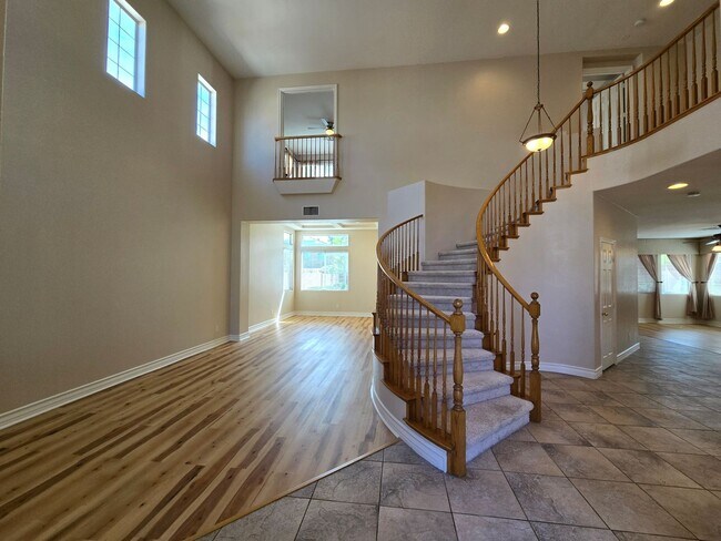 Foto del edificio - An Amazing NW Home! Over 3300 sq ft w/ pool & spa! Must see!