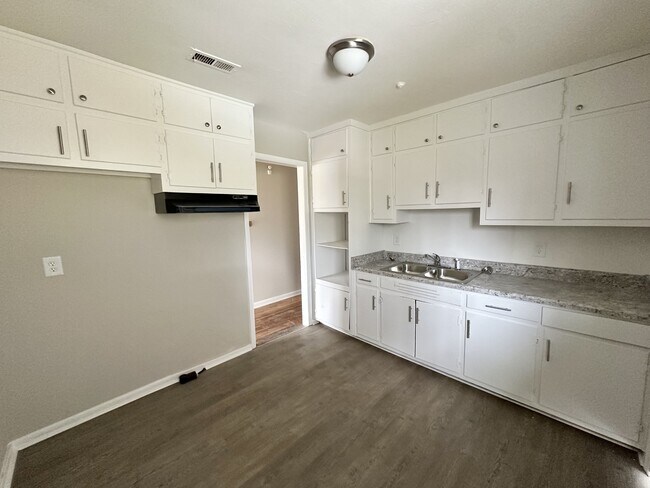 Building Photo - 3736 Oak Ave SW