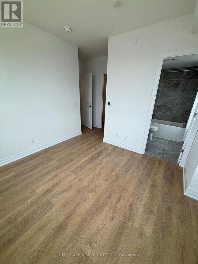 Photo du bâtiment - 30-3330 Elm Dr W