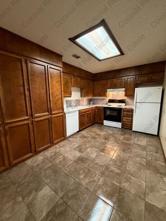 Building Photo - Cozy 2 bedroom 1 bathroom apartment with fireplace.