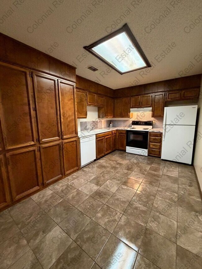 Foto del edificio - Cozy 2 bedroom 1 bathroom apartment with fireplace.