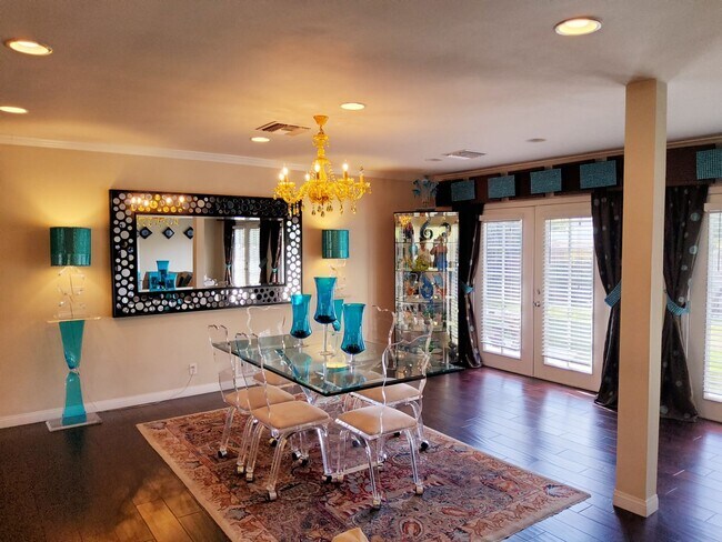 Foto del edificio - 6441 Baird Ave