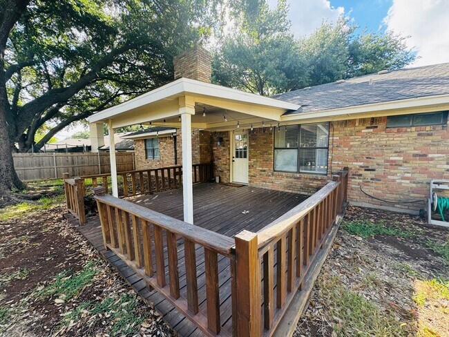 Building Photo - Amazing Midway ISD Home