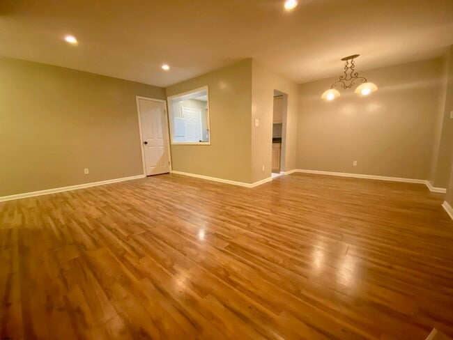 Building Photo - 104 Vail Ct
