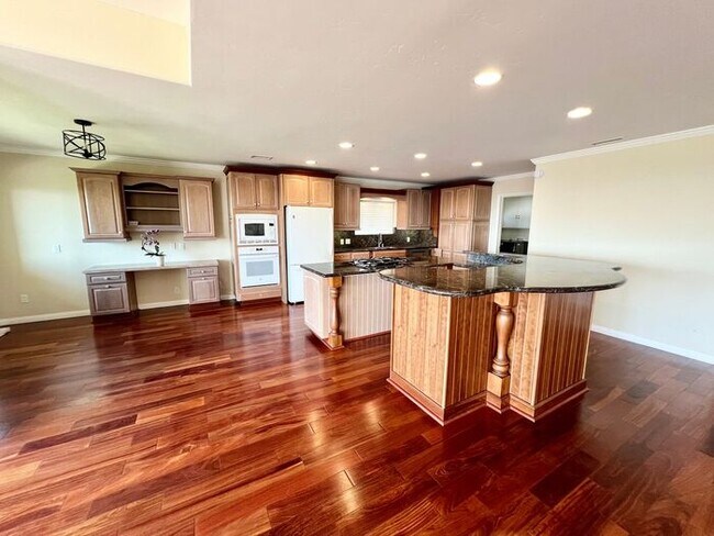 Foto del edificio - Beautiful 4-Bedroom Home with Modern Upgra...