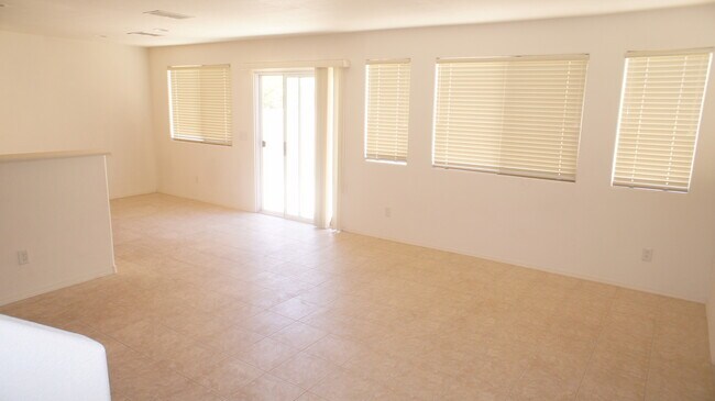 Building Photo - GREAT TWO STORY HOME WITH 4 BEDROOMS!