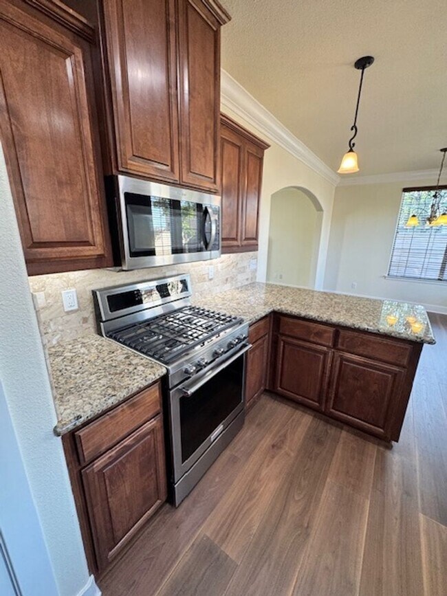 Foto del edificio - $500 Move in Special with signed lease by 12/15/2025 ~ Upscale Modern 4 Bed | 2.5 Bath – Yard Mai...