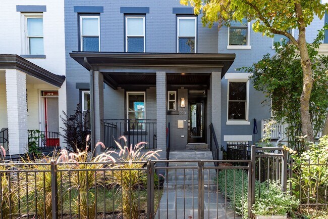Foto del edificio - Rare Gem in LeDroit Park w/ Parking!