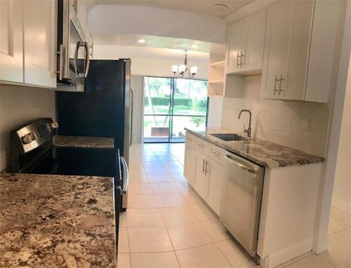 Building Photo - 9851 Riverside Dr