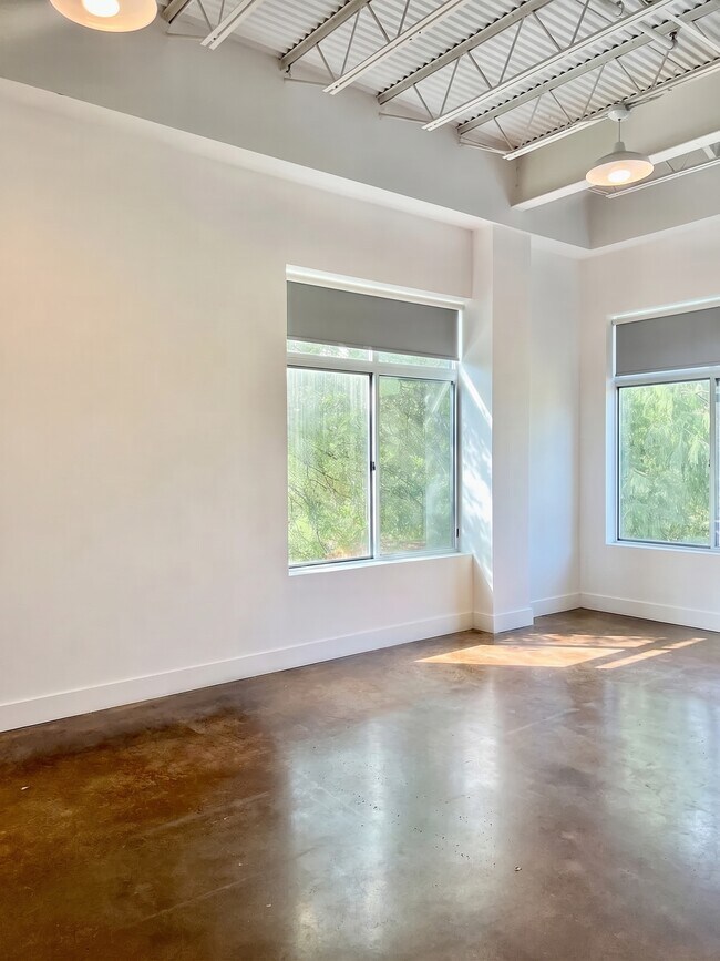 Foto del edificio - 2401 E 6th St