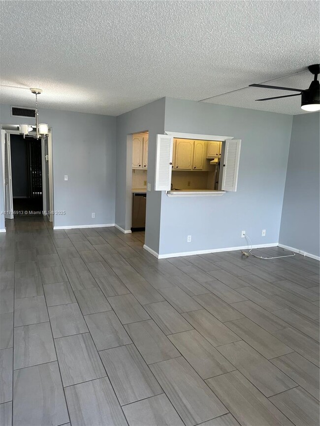 Building Photo - 142 Fanshaw D
