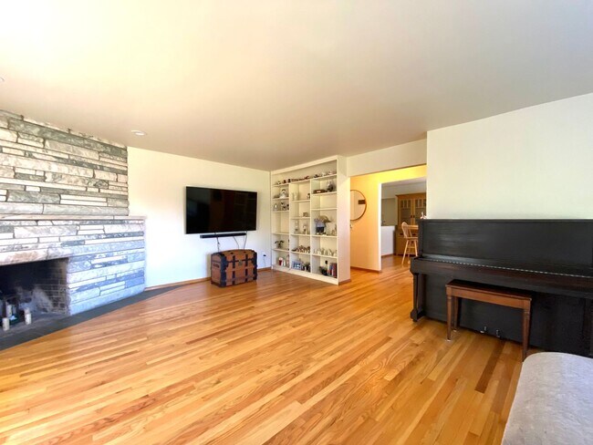 Building Photo - Bright & Breezy 3BR Ranch Ulster Park