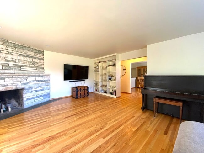 Foto del edificio - Bright & Breezy 3BR Ranch Ulster Park