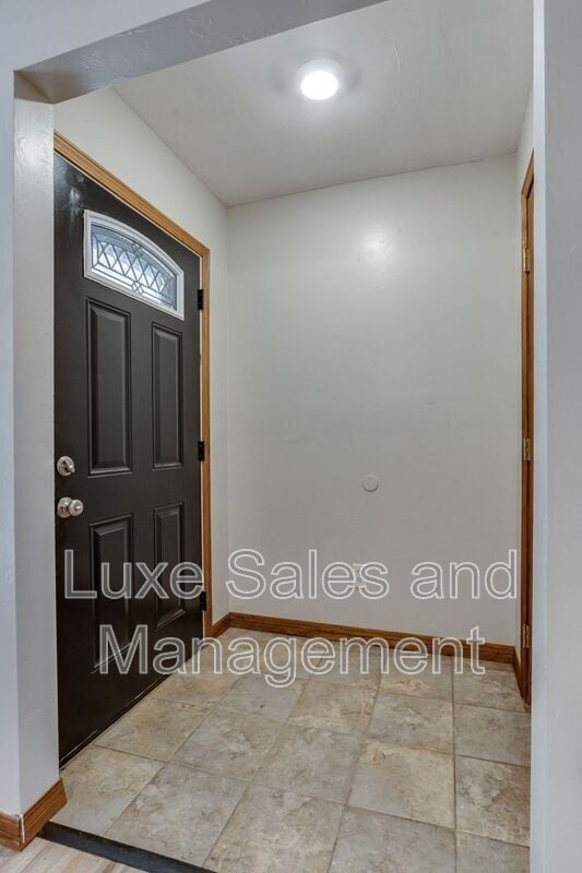 Building Photo - 819 N Eagle Ln
