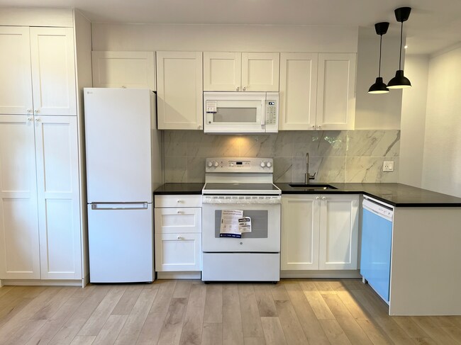 Building Photo - 5745 Av De Darlington