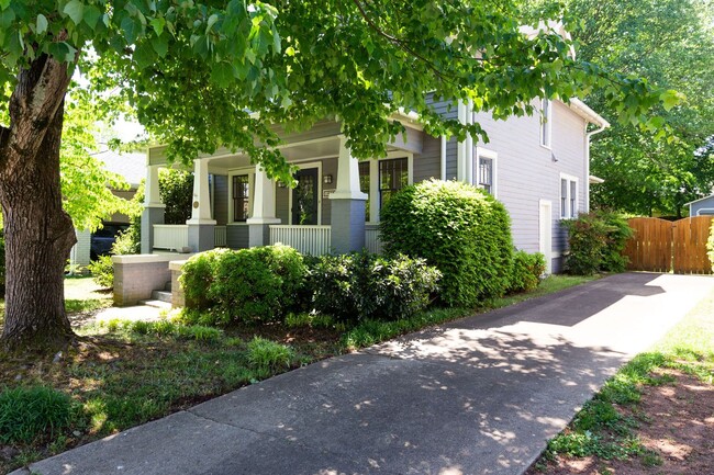 Building Photo - Gorgeous 3 Bedroom Historic Home Located i...