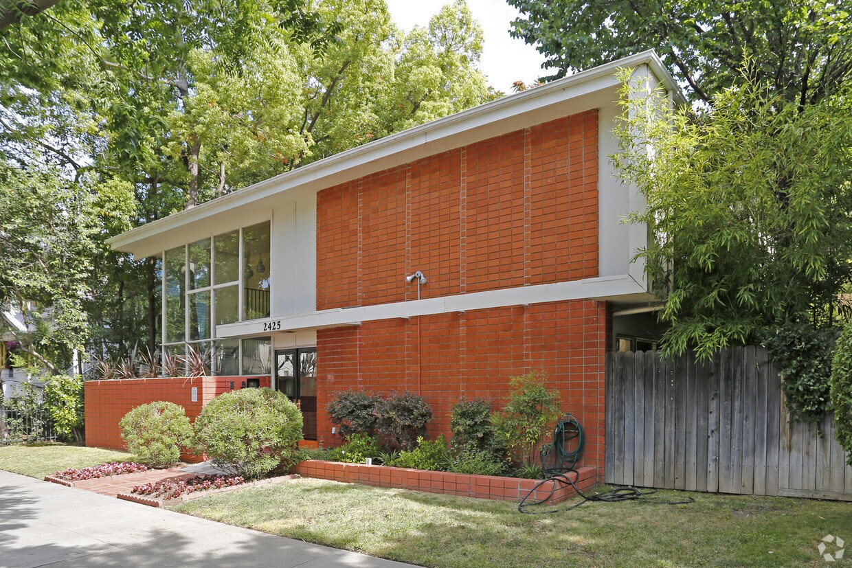 Primary Photo - 2425 Capitol Ave