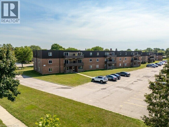 Photo du bâtiment - 390 Admiral Dr