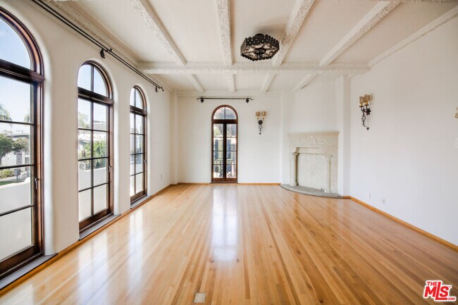 Building Photo - 1302 N Sweetzer Ave