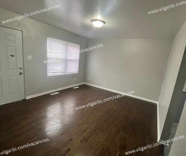 Foto del edificio - 3 Large Bedrooms • 1 Bathroom home in Gary...