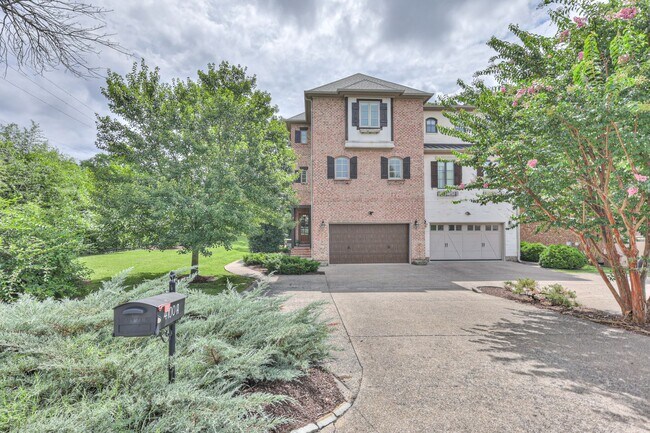 Building Photo - Stunning Executive Townhome in the Heart o...